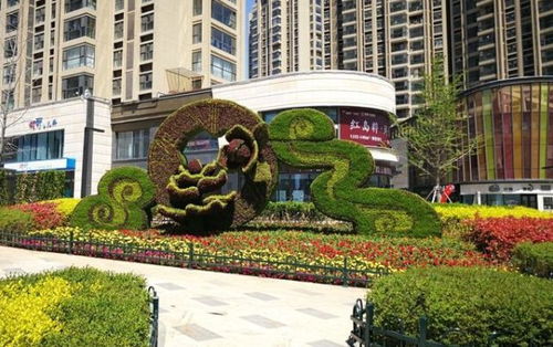 米老鼠卡通造型仿真綠雕批發(fā)價與松鼠小動物綠雕廠家定制服務